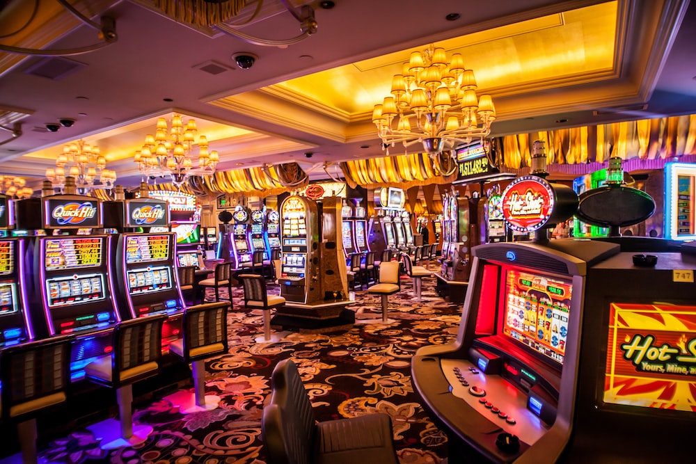Mesin Slot vs. Permainan Meja: Mana yang Menawarkan Peluang Lebih Baik?