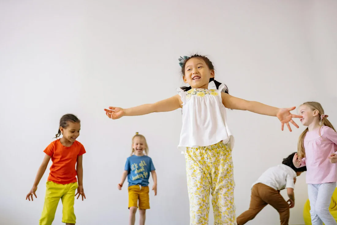 Spaß und Bewegung kombinieren durch Bewegungsspiele mit Kindern