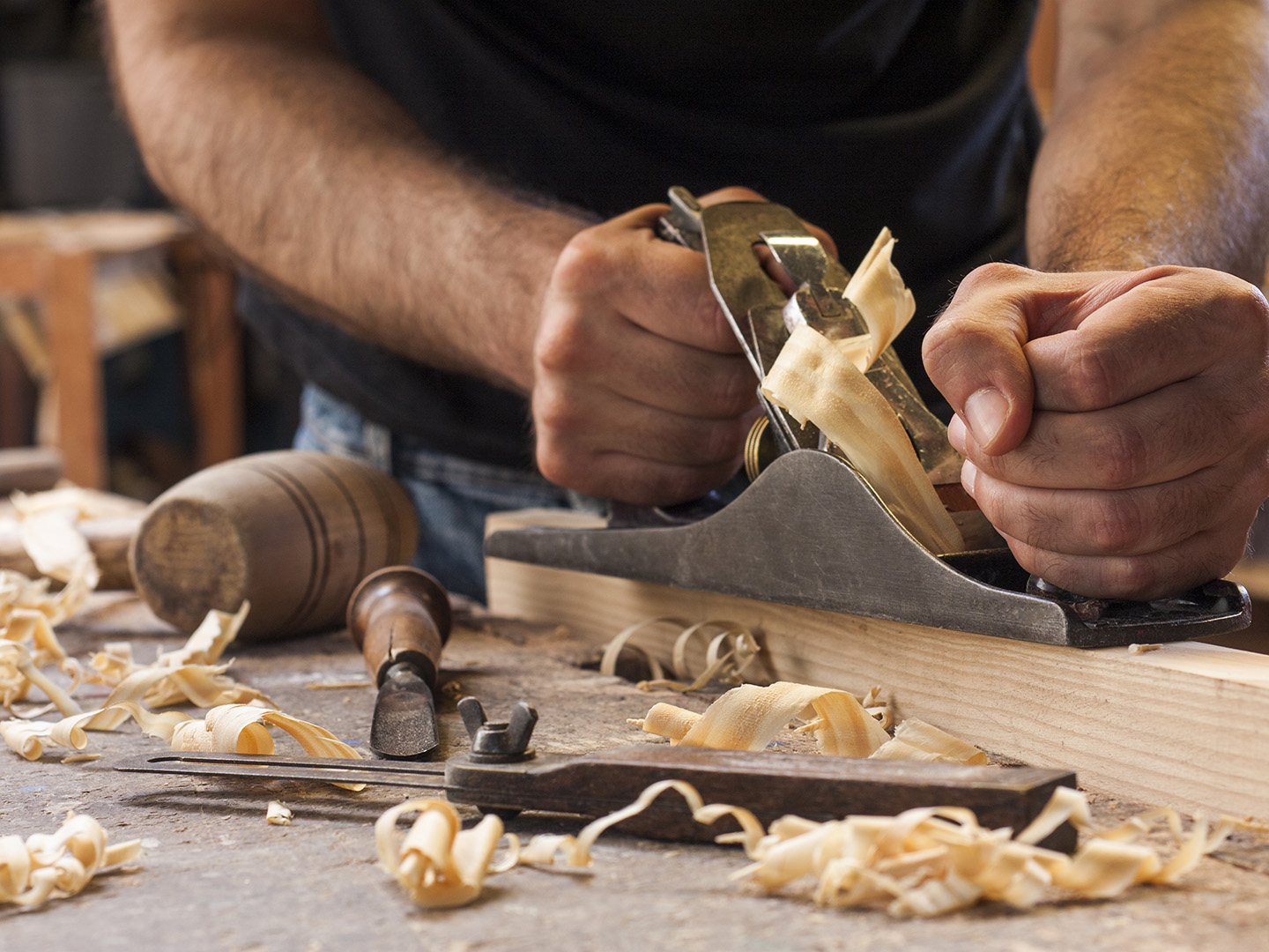 Tischler in Hennigsdorf: Perfekte Holzlösungen für Haus und Garten