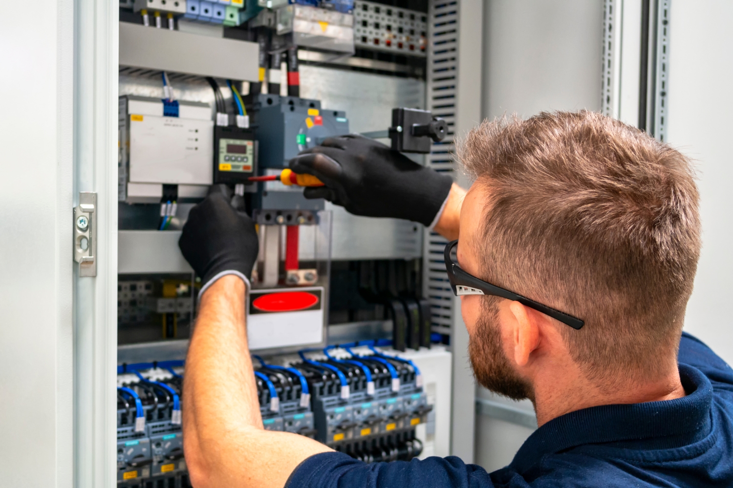 DGUV V3 Prüfung für Produktionshallen: So minimieren Sie Risiken