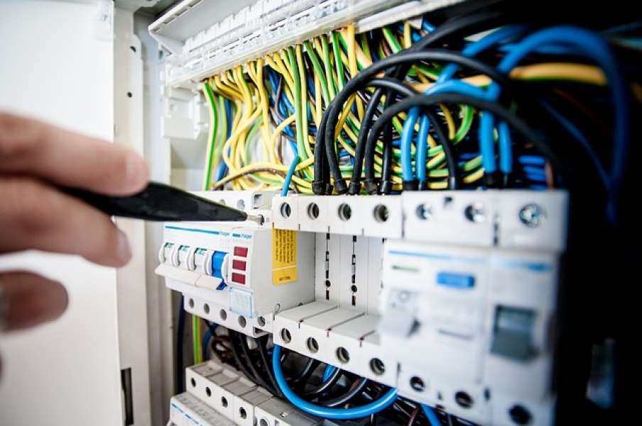 Prüfung ortsveränderlicher elektrischer Betriebsmittel: Warum sie für die Arbeitssicherheit unerlässlich ist